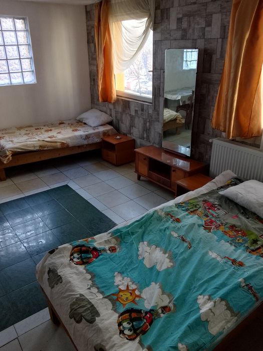 Inchiriez apartament 2 camere la casă central!