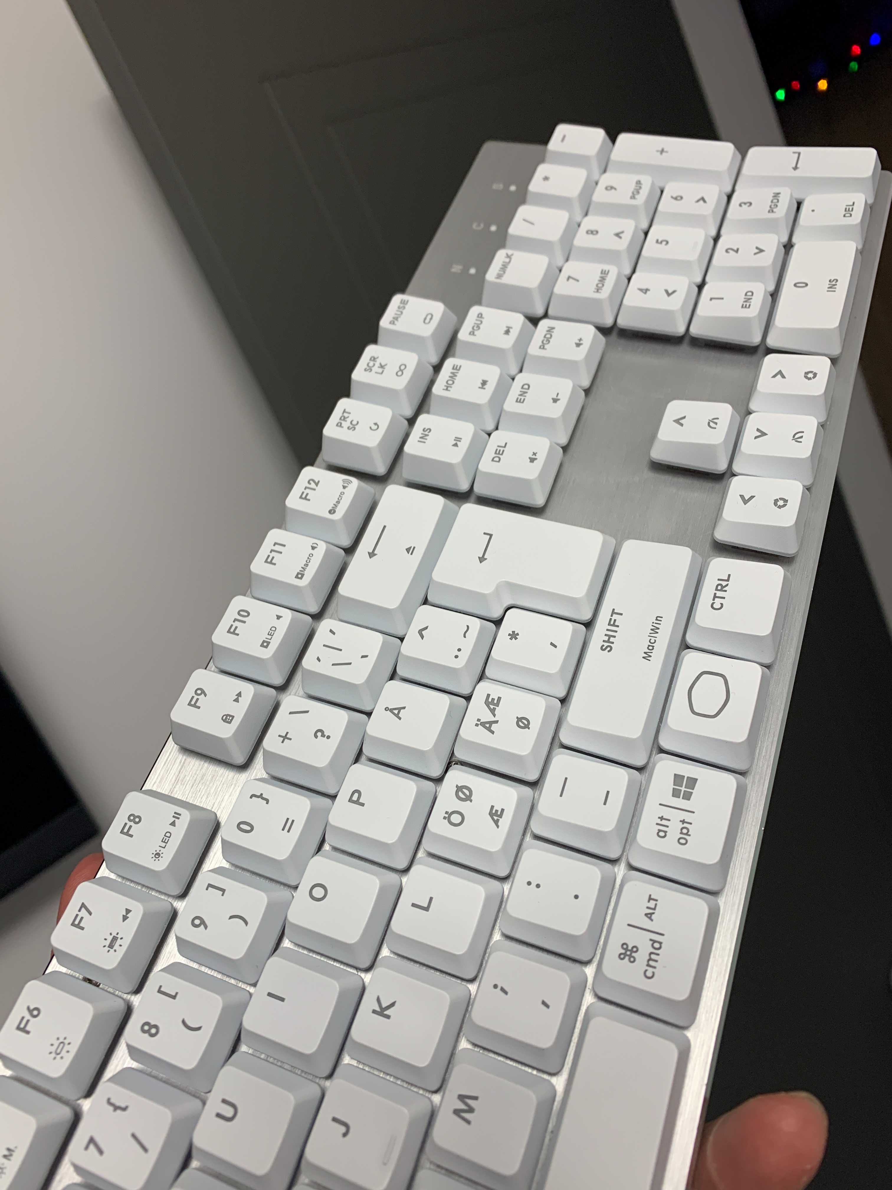 Tastatura mecanica Cooler Master SK652 RGB Alba cu switch rosu liniar
