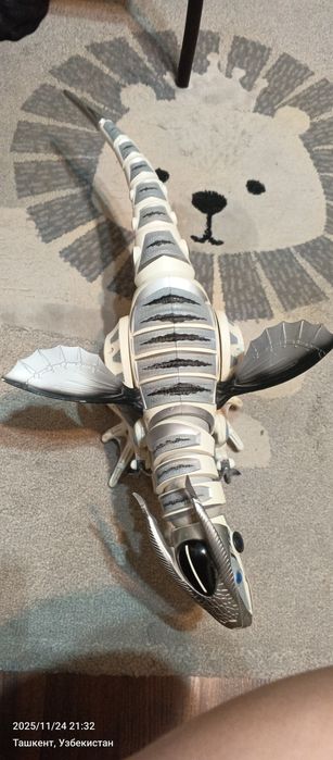 Игрушечный динозавр.