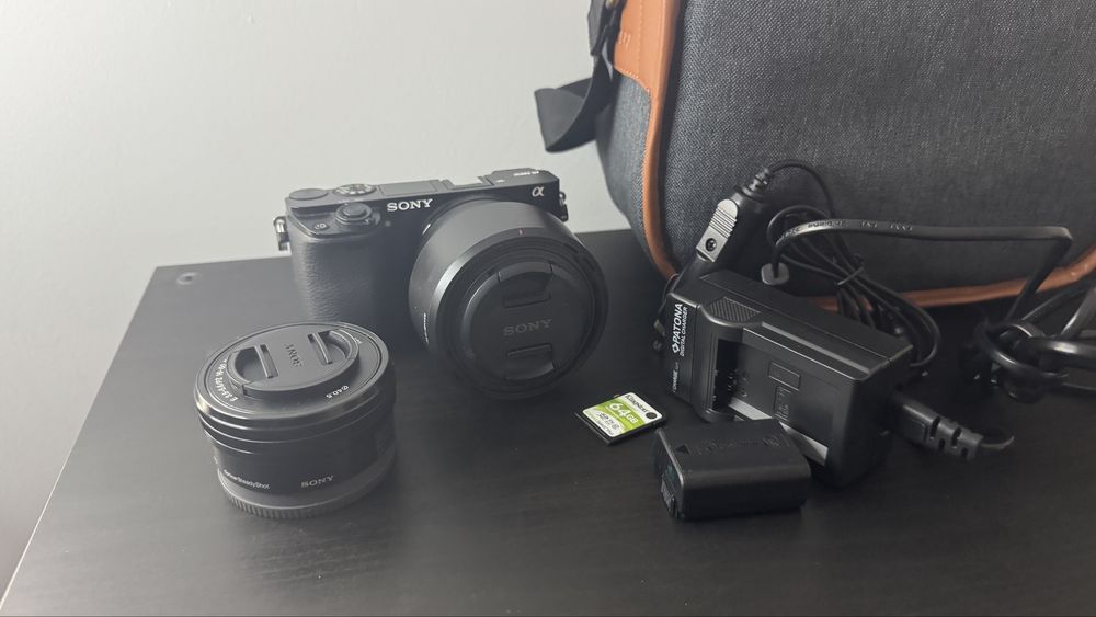 Sony a6000, obiectiv kit și 50mm + accesorii