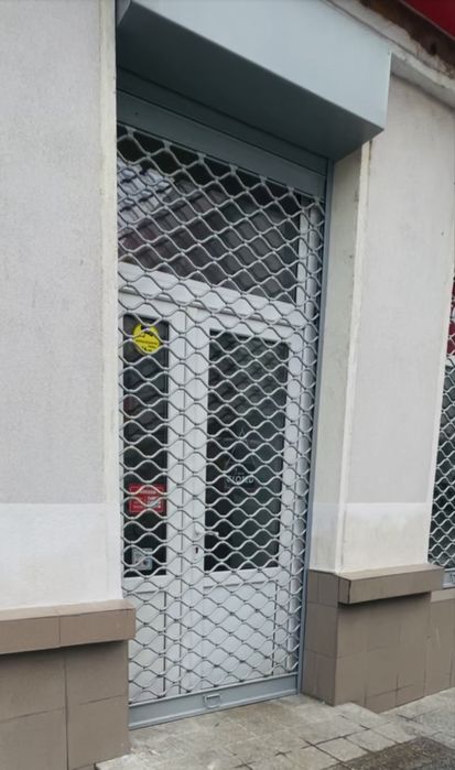 Grilaj metalic acționat electric