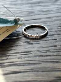 Золотое кольцо с бриллиантовой дорожкой