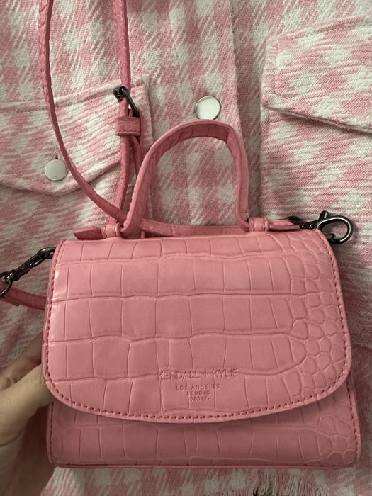 KENDALL+ KYLIE Малка чантичка през рамо с дълга дръжка в розов цвят