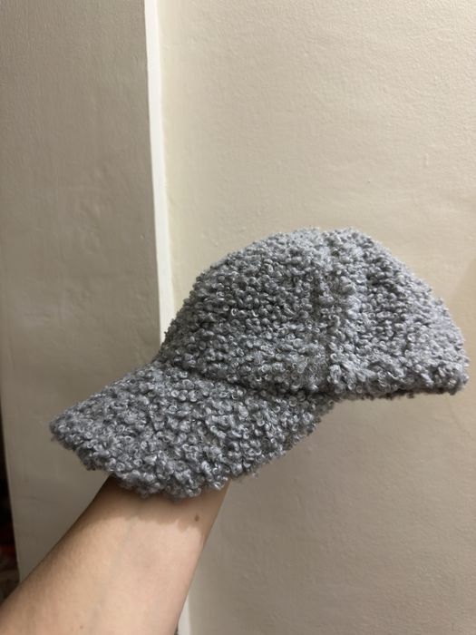 Зимна шапка с козирка H&M