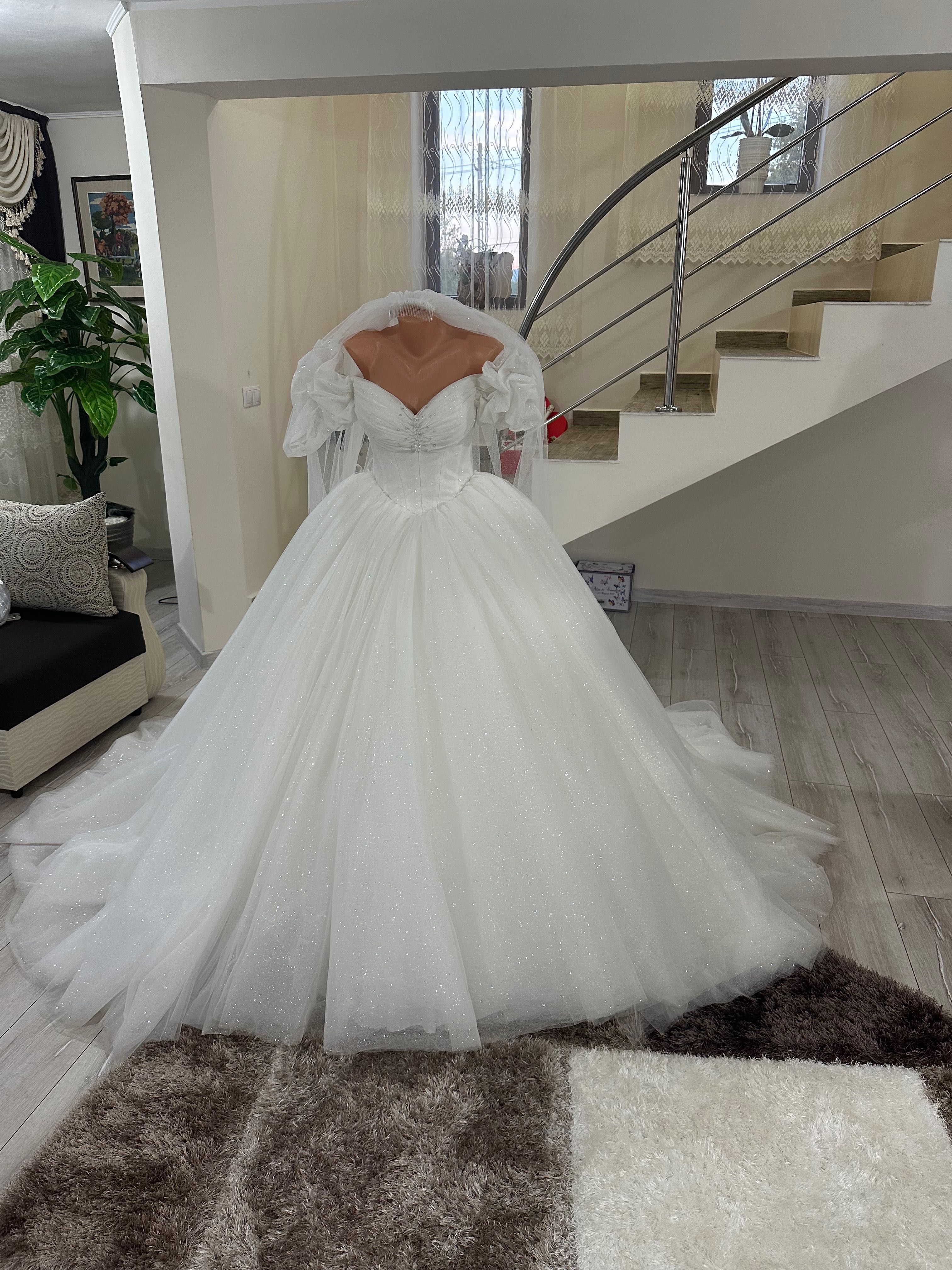 Se vinde rochie de mireasă + voal  , si costum de mire.