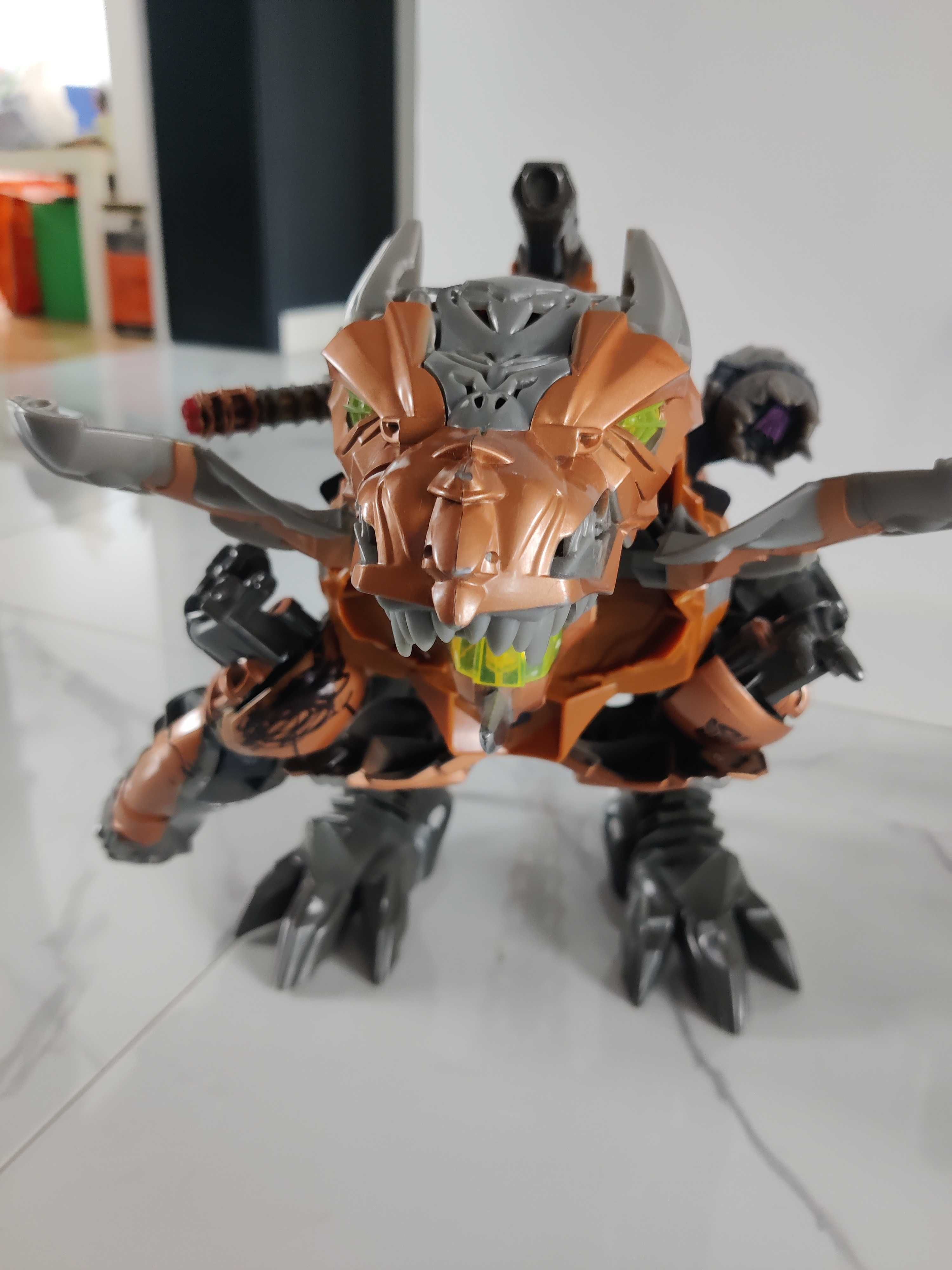 Голяма фигура на Transformer Dinobot