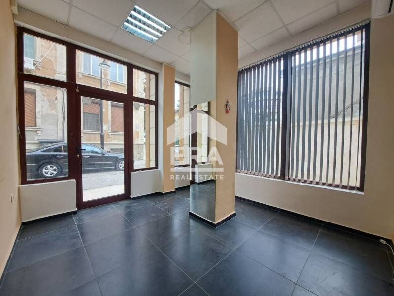 КЛЮЧ В ОФИСА! Магазин ПОД НАЕМ в центъра на гр. Бургас.