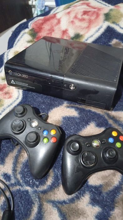 Xbox 360 с прошивкой 2 джойстиками и 3 диска в подарок