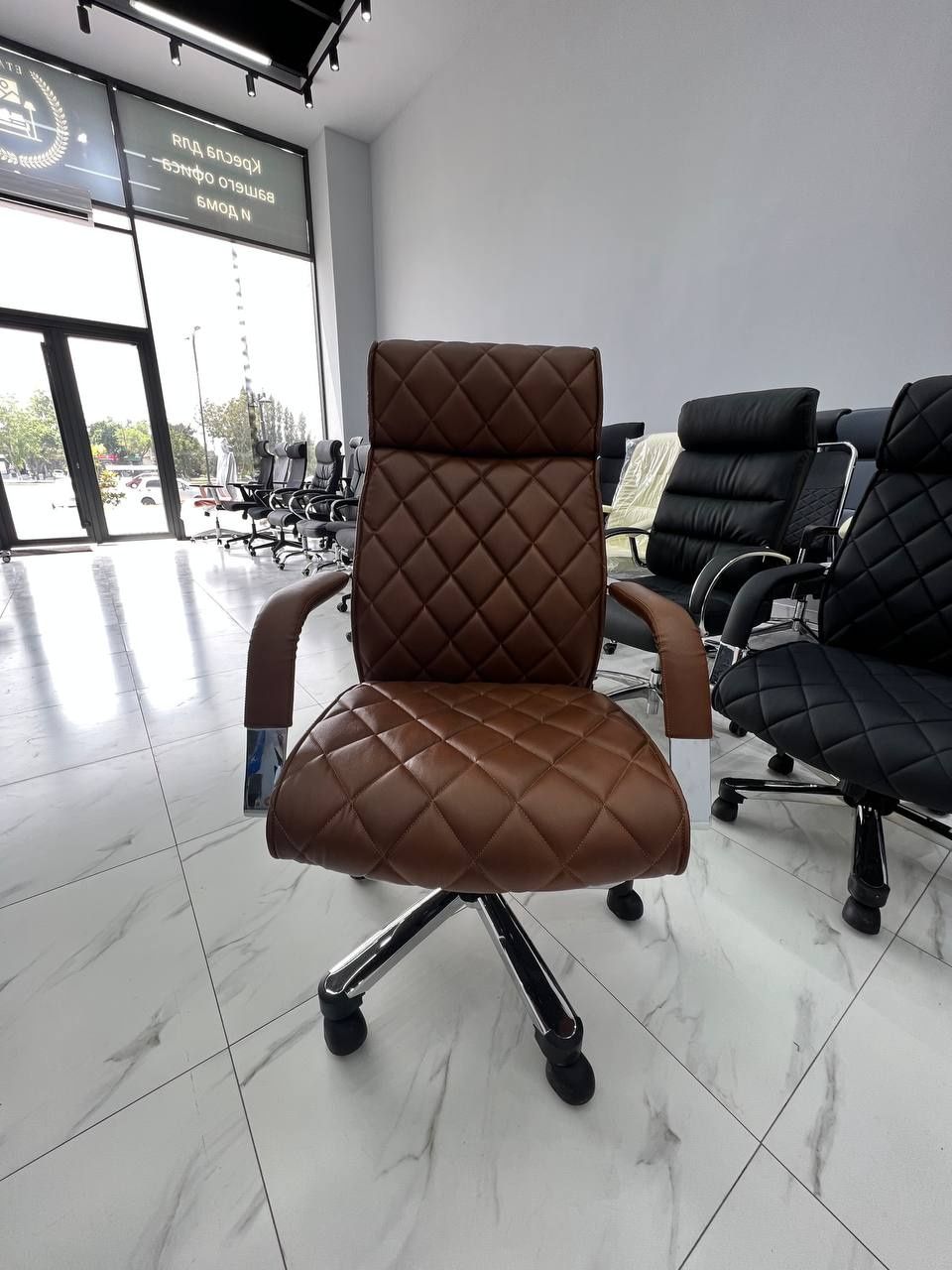 Офисное кресло модел