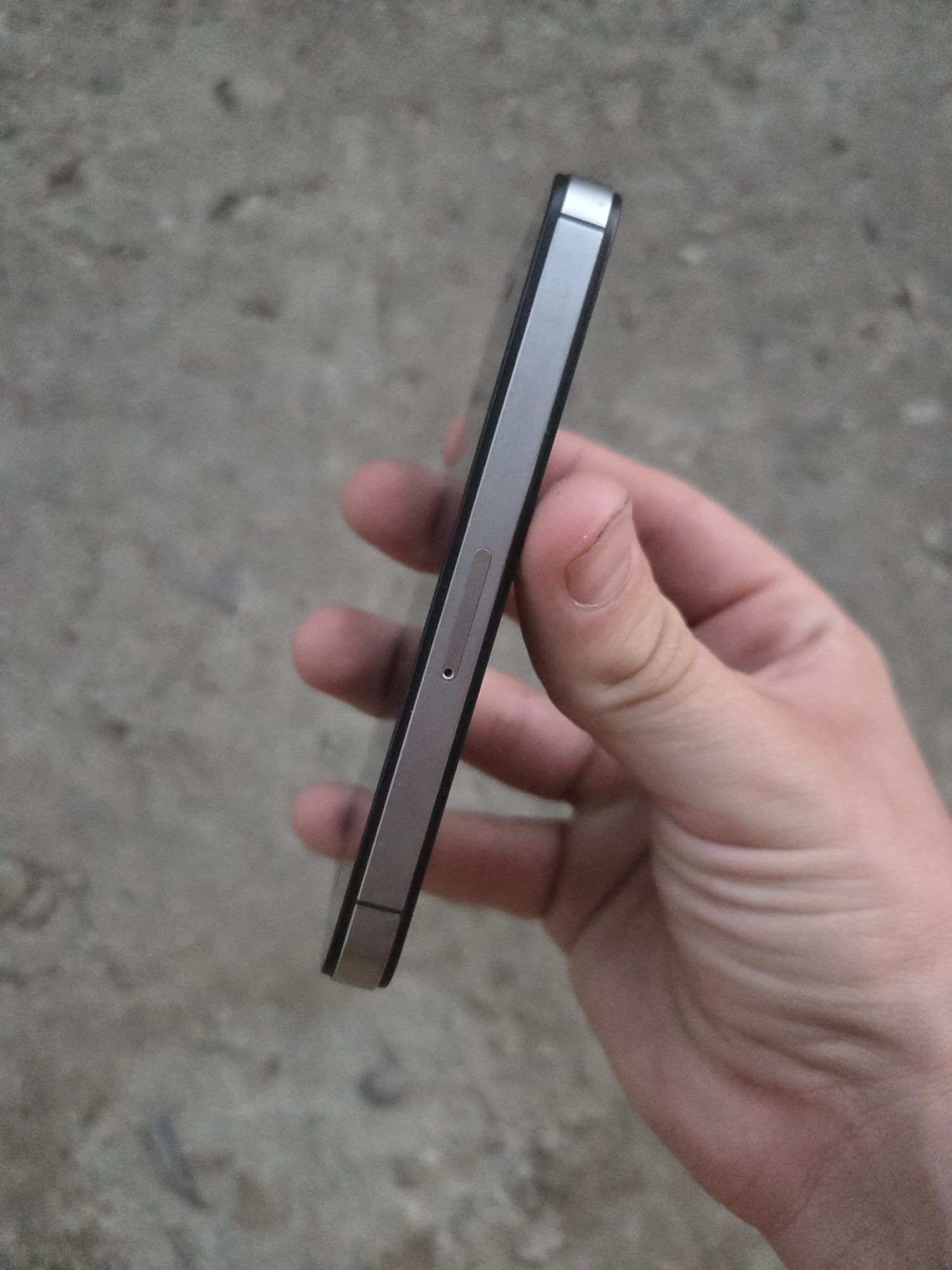 Продавам IPhone 4s - 16 GB , иконичен модел
