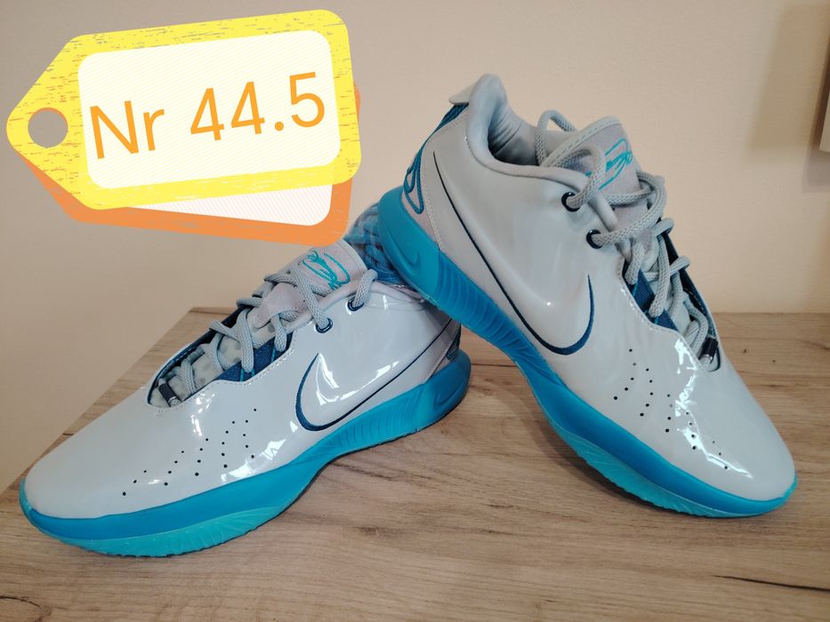 De vânzare Nike și LeBron