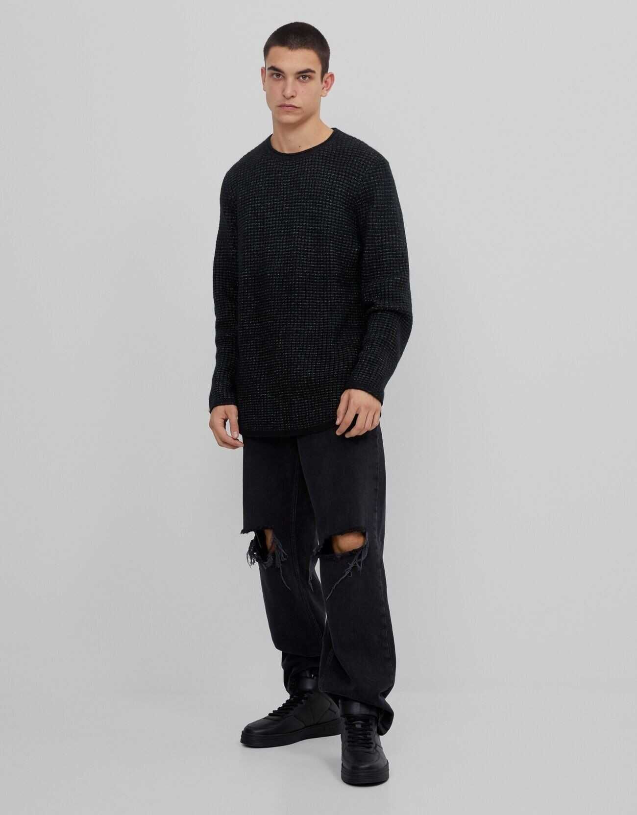Мъжки пуловер с карирана текстура и обло деколте Bershka, Черен, XL