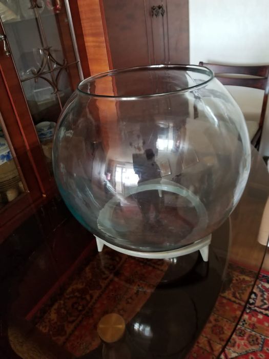 Продам аквариум  круглый с подставкой.