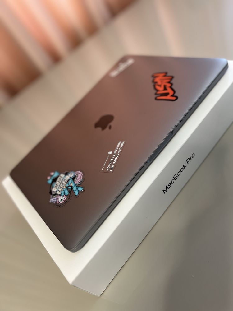 Macbook pro 13 2020 i5 , 16 gb ram, 1TB SSD