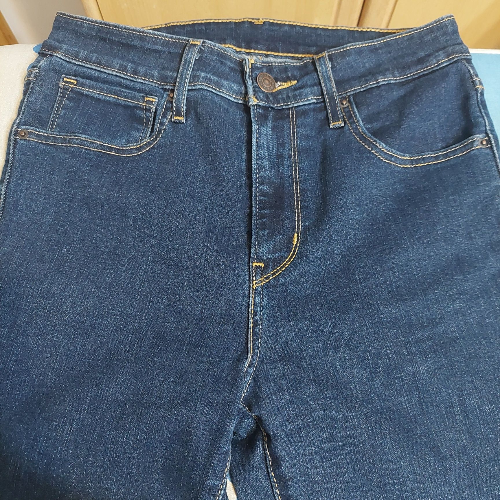 Blugi Levi Strauss impecabili