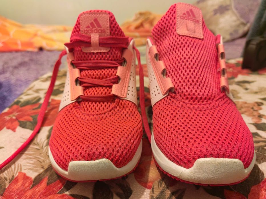 Нови оригинални и без забележки,купени от чижбна.