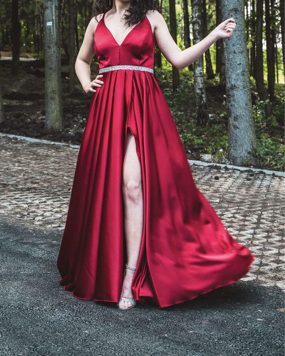 Rochie roșie elegantă cu șliț