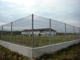 Garduri din plasă bordurata