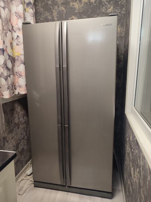 Холодильник SAMSUNG в отличном состоянии продается в связи с переездом