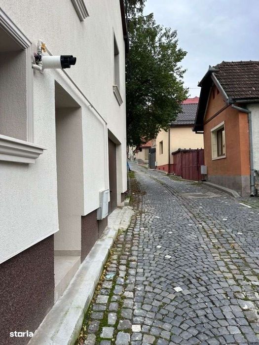 Casă cu 2 apartamente și garaj în schei centrul vechi