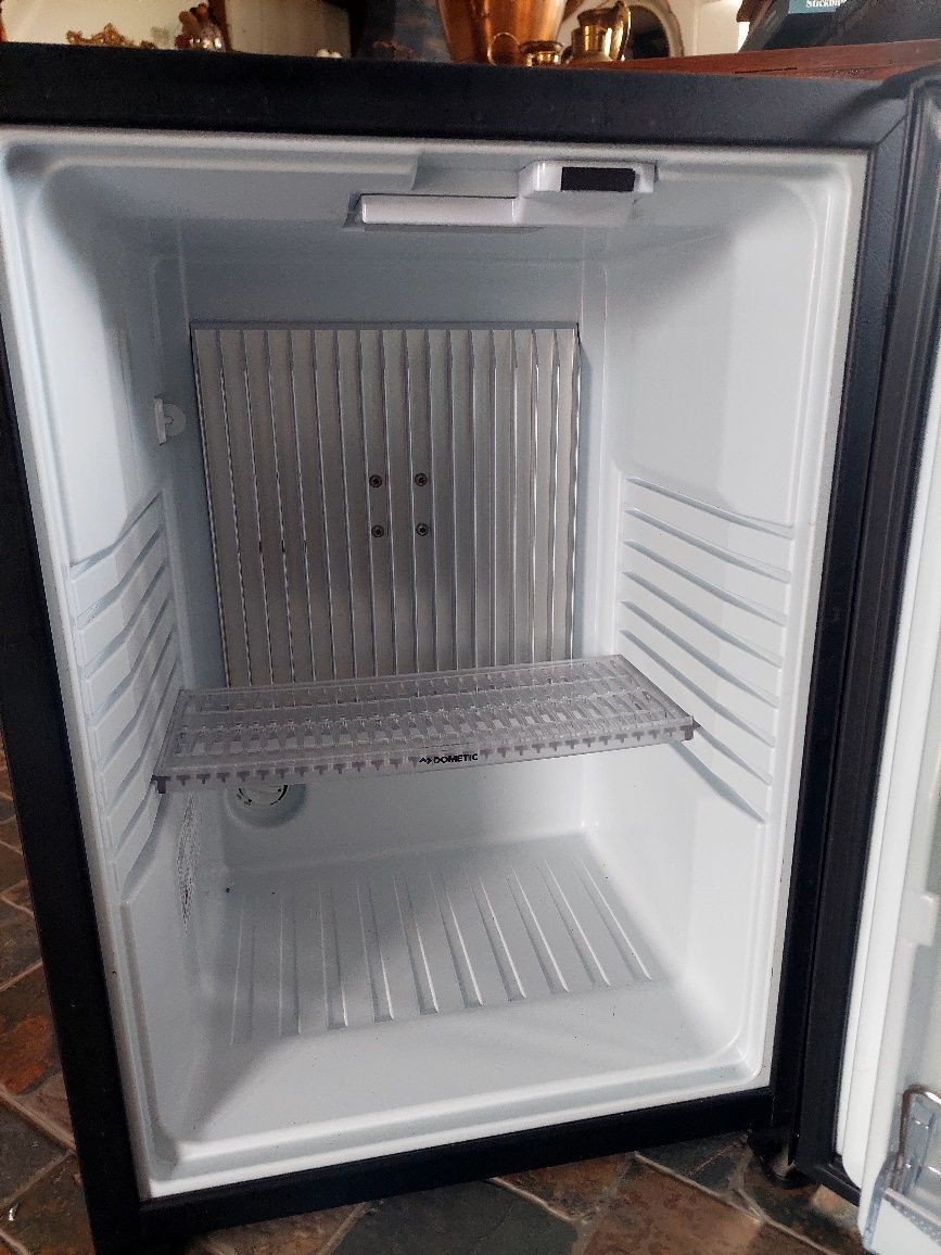 Frigider Refrigerator, Dometic minibar40 litri, silent alimentare 12v