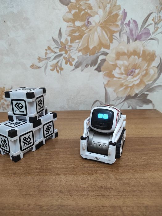 продам умного робота anki cozmo