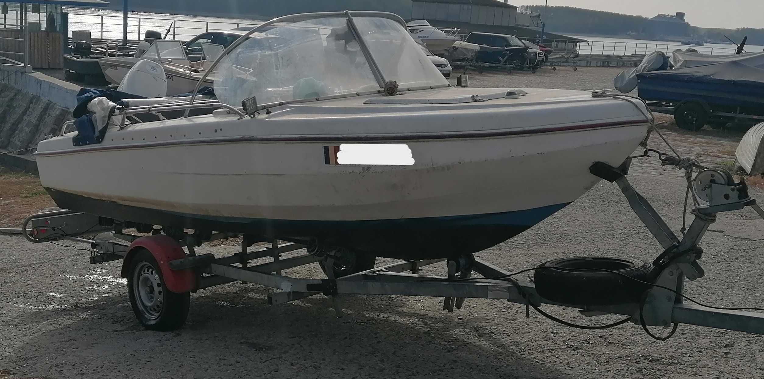 Barca cu motor si peridoc