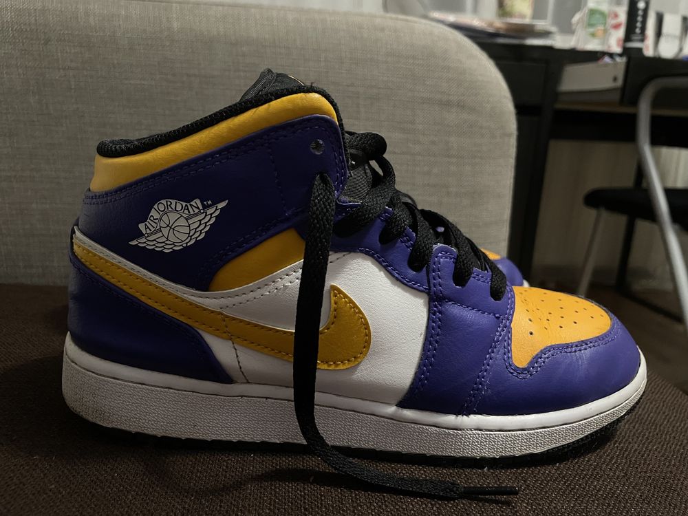 Jordan mid Lakers