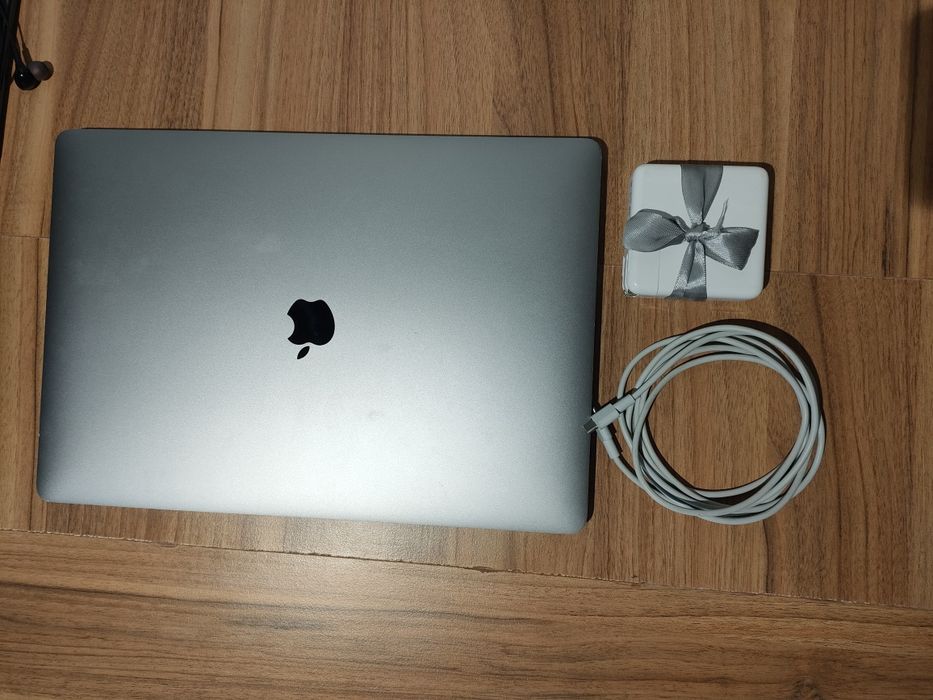 MacBook Pro 16  2019 intel i7/ 16 diagonal