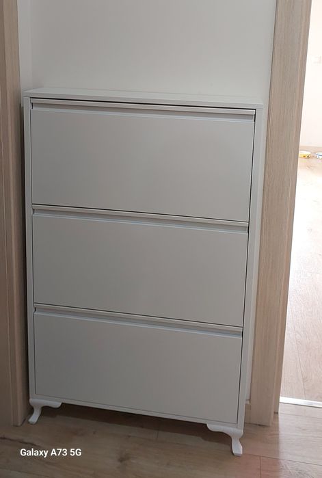 Trentdagi oyoq kiyim javoni