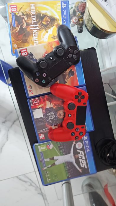Vând PlayStation 4