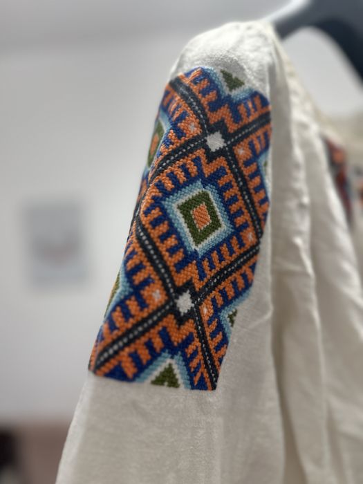 Ie pe panza de casa traditionala populara