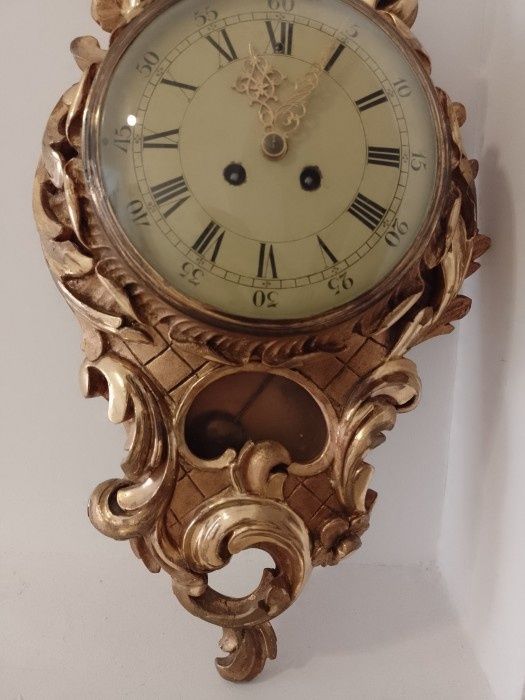 Ceas de perete in stil Rococo din lemn foitat ,piesa cu o sculptura in