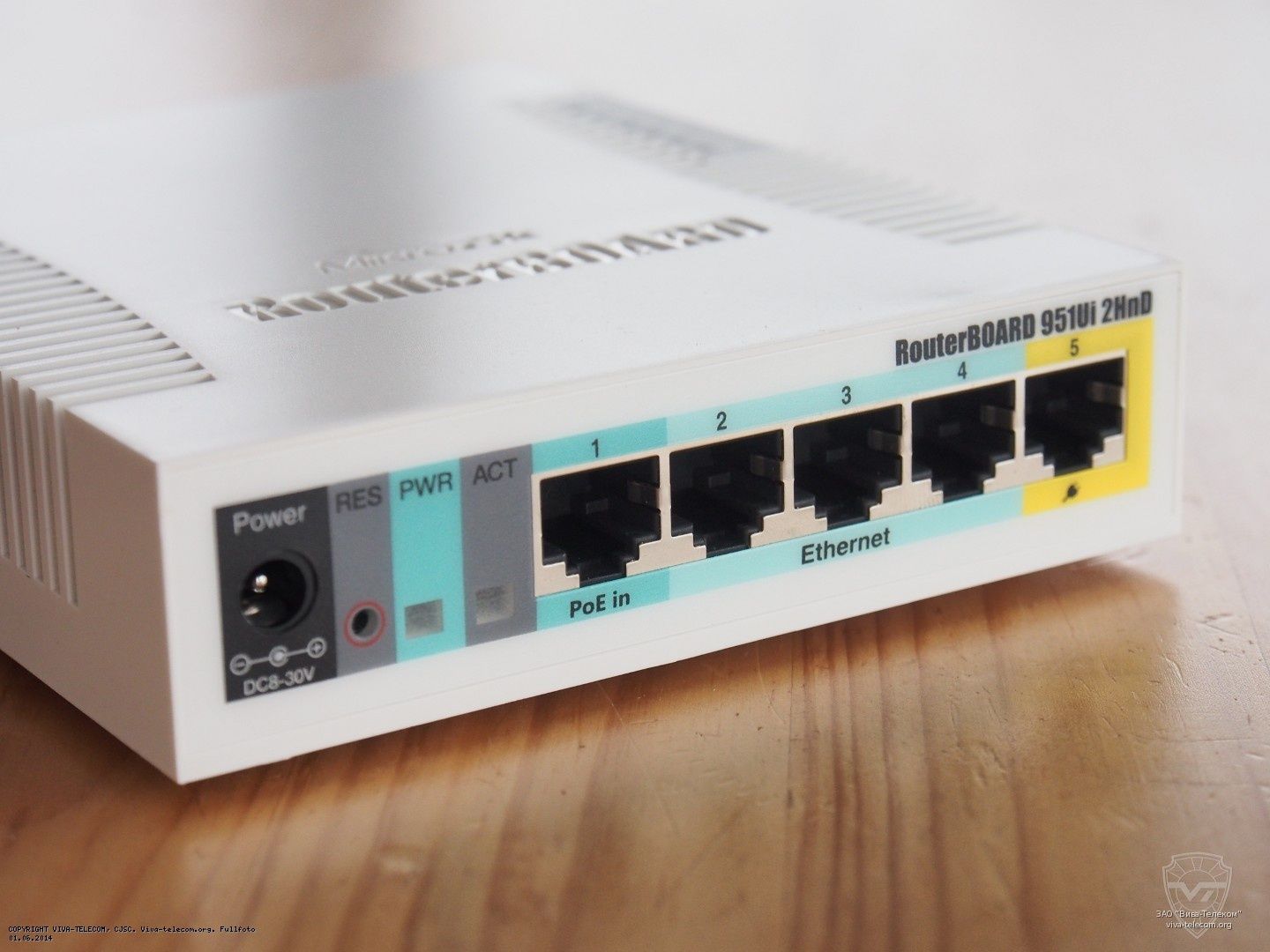 # MikroTik RB951Ui-2HnD Беспроводной Маршрутизатор