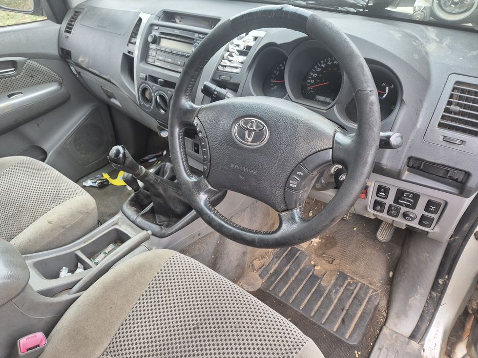 Toyota Hilux 2.5 Manuala 2010 volan dreapta avariata