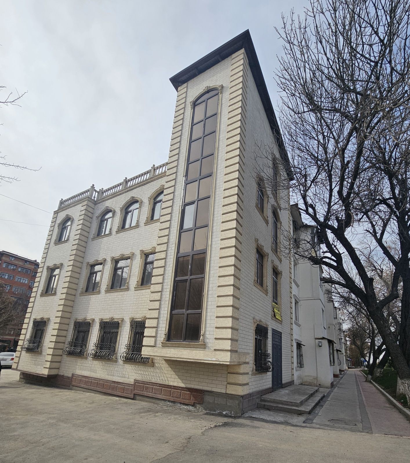 Продаётся отдельно стоящее здание  напротив ЭКОБАЗАРа в М. Улуг. р-не.