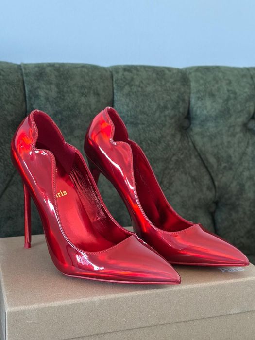 Pantofi louboutin pe stoc