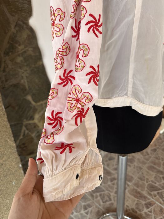 Ie traditionala , cu flori rosii