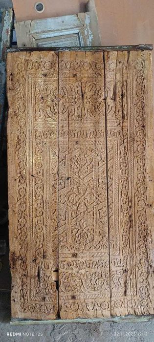 Qadimiy oymakor darvoza. Старинные резные ворота.