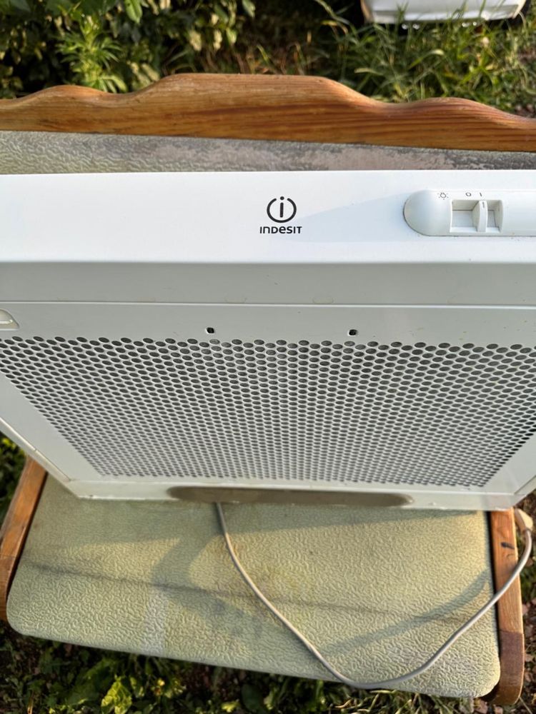 Вытяжка indesit в отличном состоянии