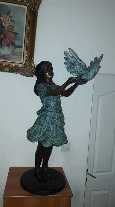 Statuie de colectie din bronz fetita cu porumbel