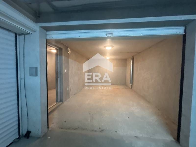 Подземен гараж за продажба, със собствен склад, в нова тухлена сграда,