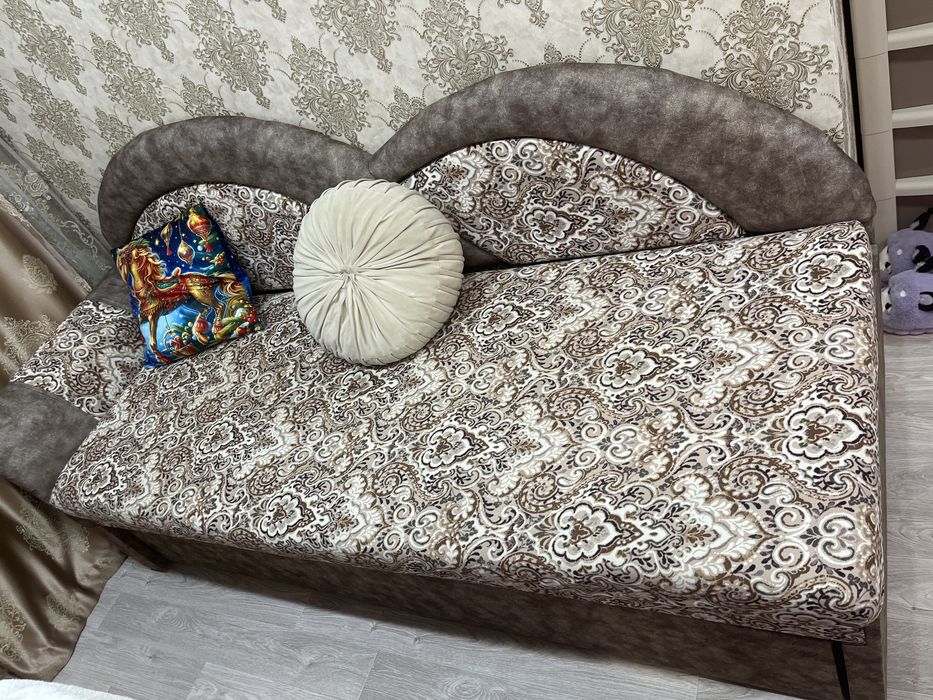 Продам диван-тахту в отличном состоянии