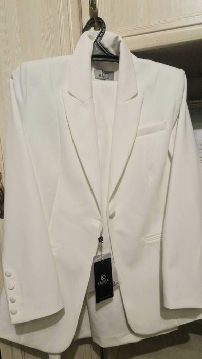 Шикарный женский белый  брючный костюм фирмы Kadelli. Турция