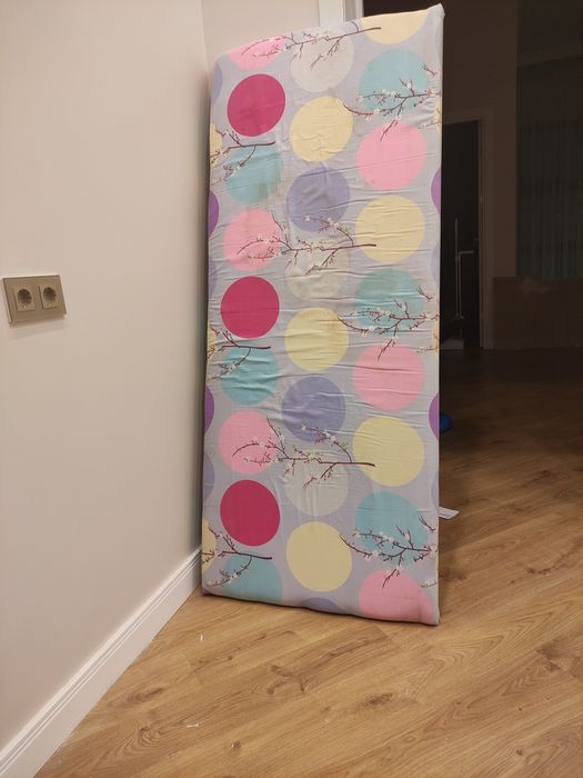 Матрацы  снизу доска, сверху паралон обитый тканью , удобн