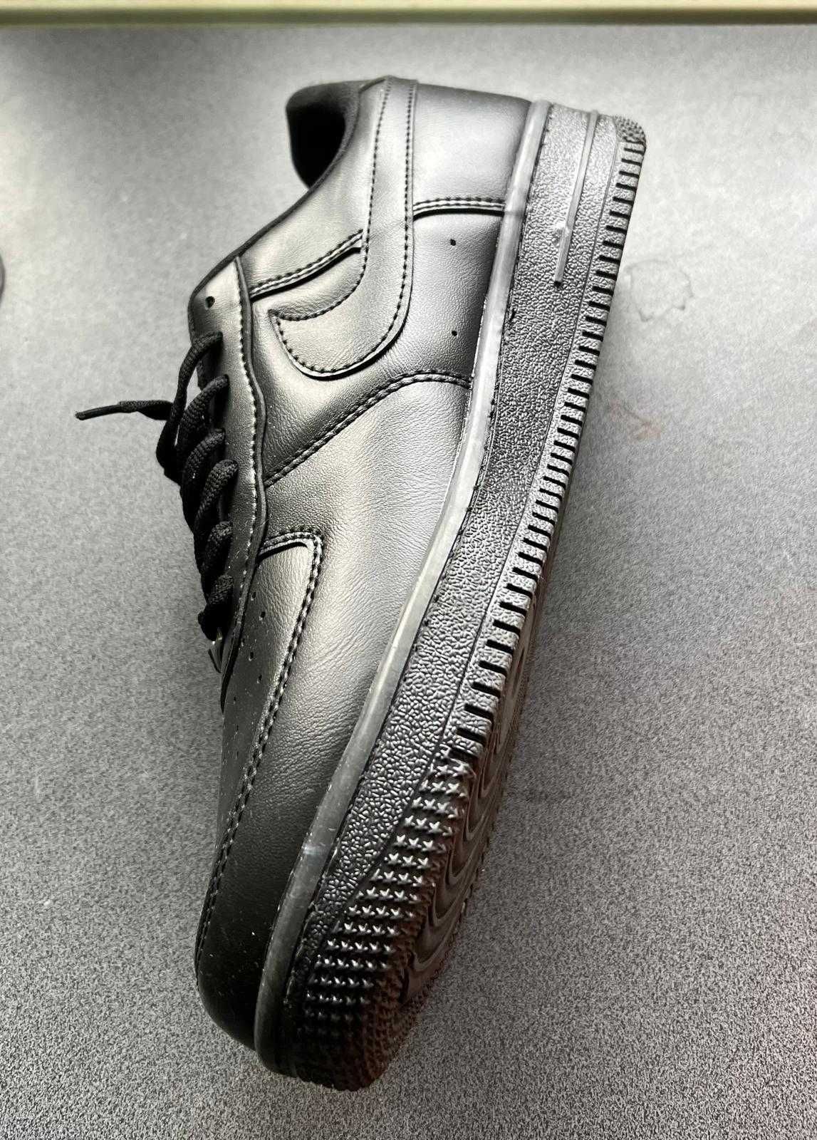 Adidasi Nike noi 2 perechi nr.44 (alb/negru) la pret de una!