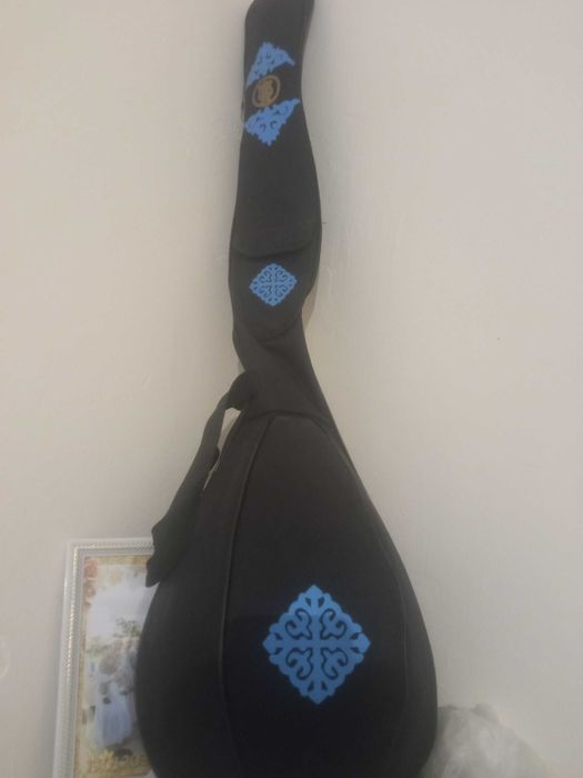 Домбра новый продаю в чехле дешево