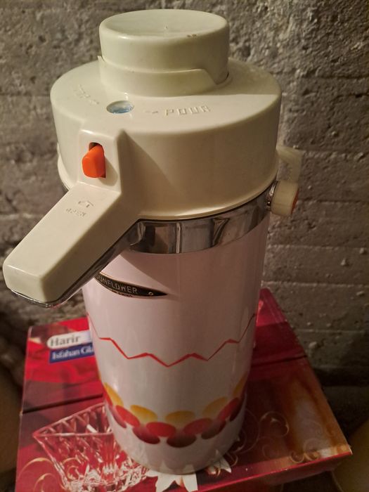 Термуси различни от които единият професионален.