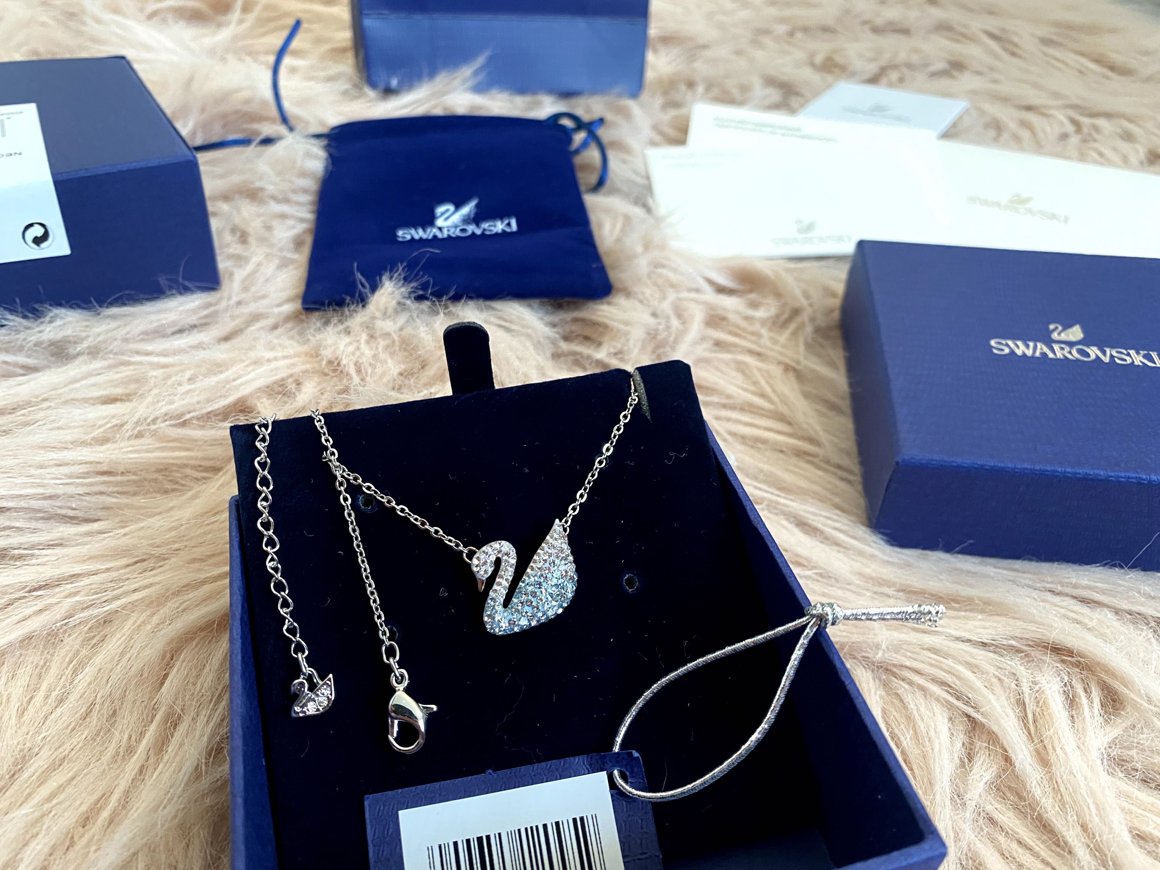 Colier Swarovski Swan lebădă albastra mărime medie lănțișor argintiu