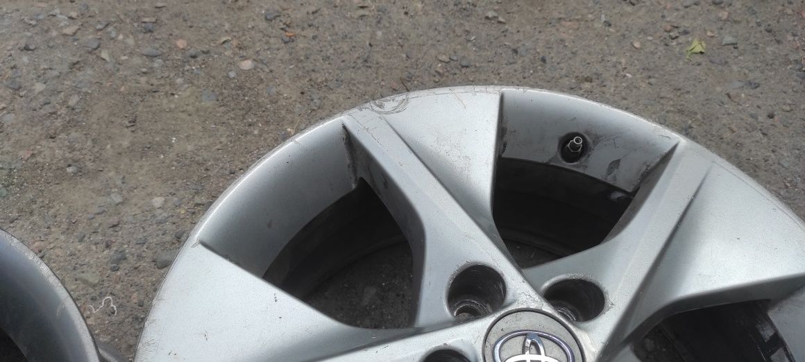 Комплект оригинальных дисков R18. Toyota Camry